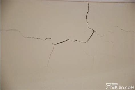 牆壁很多裂痕 曲折穴